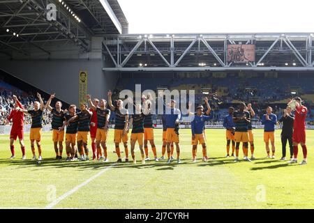 Rotterdam, Niederlande, 8. Mai 2022 ARNHEM - die Spieler des SC Heerenveen jubeln nach dem niederländischen Eredivisie-Spiel zwischen Vitesse und sc Heerenveen am 8. Mai 2022 in Arnhem, Niederlande, den Fans zu. ANP JEROEN PUTMANS Stockfoto
