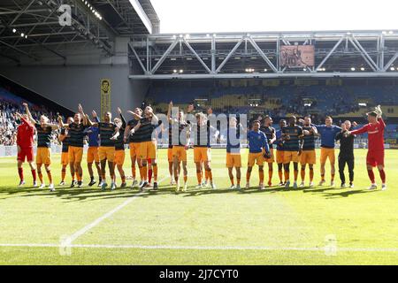 Rotterdam, Niederlande, 8. Mai 2022 ARNHEM - die Spieler des SC Heerenveen jubeln nach dem niederländischen Eredivisie-Spiel zwischen Vitesse und sc Heerenveen am 8. Mai 2022 in Arnhem, Niederlande, den Fans zu. ANP JEROEN PUTMANS Stockfoto