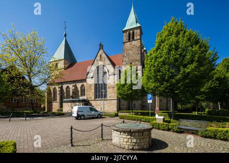 Deutschland, Senden (Westfalen), Münsterland, Westfalen, Nordrhein-Westfalen, NRW, Senden-Boesensell, Johannes-der-Täufer-Kirche, katholisch, Pfarrkirche, neugotisch, vor dem Kirchplatz ein historischer Brunnen Stockfoto