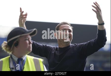 Everton-Manager Frank Lampard begrüßt die Fans nach dem Premier League-Spiel im King Power Stadium, Leicester. Bilddatum: Sonntag, 8. Mai 2022. Stockfoto