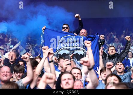 Leicester, England, 8.. Mai 2022. Everton-Fans feiern nach dem Premier League-Spiel im King Power Stadium, Leicester. Bildnachweis sollte lauten: Darren Staples / Sportimage Stockfoto