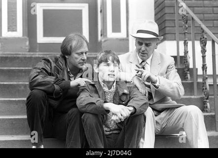 Aktenfoto vom 26/11/85 von Minder-Stars, Dennis Waterman (links) und George Cole (rechts) mit Chris Routh. Dennis Waterman, der in TV-Shows wie Sweeney, Minder und New Tricks mitspielte, ist im Alter von 74 Jahren gestorben. Ausgabedatum: Sonntag, 8. Mai 2022. Stockfoto