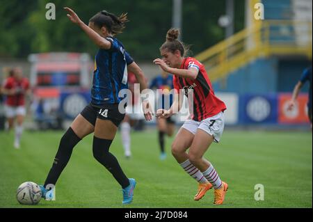 Suning Center, Mailand, Italien, 07. Mai 2022, Kathellen Sousa Freitosa (FC Internazionale) und Bergamaschi Valentina (AC Mailand) kämpfen um den Ball. dur Stockfoto