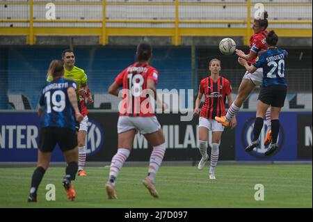 Suning Center, Mailand, Italien, 07. Mai 2022, Simonetti Flaminia (FC Internazionale) und Bergamaschi Valentina (AC Mailand) kämpfen um den Ball Stockfoto