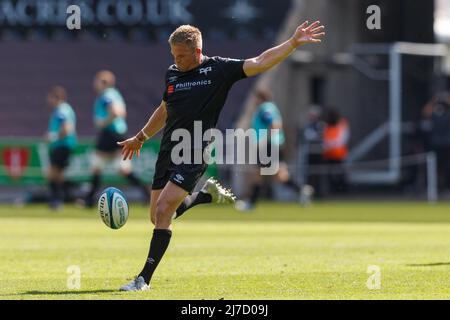 Swansea, Großbritannien. 8. Mai 2022. Gareth Anscombe von Ospreys tritt den Ball während des Ospreys gegen Dragons United Rugby Championship Match. Kredit: Gruffydd ThomasAlamy Stockfoto