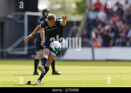 Swansea, Großbritannien. 8. Mai 2022. Gareth Anscombe von Ospreys tritt beim Ospreys gegen Dragons United Rugby Championship Match ins Tor. Kredit: Gruffydd ThomasAlamy Stockfoto