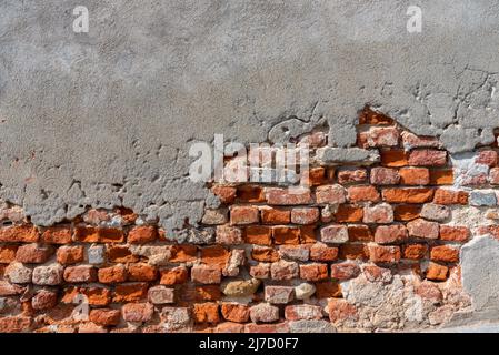 Wandstruktur mit altem Gips und abblätterndem Hintergrund mit freiliegenden roten Ziegelsteinen und Beton. Ideal für den Hintergrund mit Kopierbereich Stockfoto