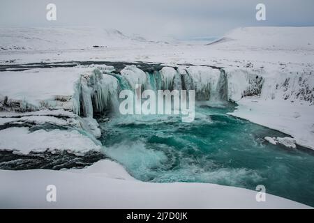 Godafoss Wasserfall in Nordisland an einem verschneiten Wintertag Stockfoto