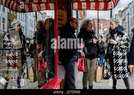 Kunden außerhalb der algerischen Coffee Stores, Old Compton Street, Soho, London, Großbritannien. Stockfoto