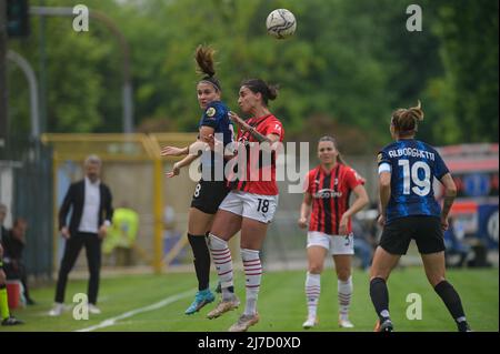 Mailand, Italien. 07/05/2022, Pandini Marta Teresa (FC Internazionale) und Piemonte Martina (AC Mailand) kämpfen um den Ball. Stockfoto