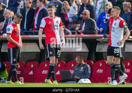 Rotterdam, Niederlande. 8. Mai 2022, Rotterdam - Bryan Linssen von Feyenoord, Patrik Walemark von Feyenoord, Jens Toornstra von Feyenoord während des Spiels zwischen Feyenoord gegen PSV im Stadion Feijenoord de Kuip am 8. Mai 2022 in Rotterdam, Niederlande. (Box zu Box Pictures/Tom Bode) Stockfoto