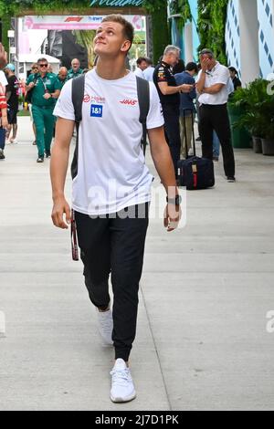 8.. Mai 2022; Miami, Florida, USA; Haas-Fahrer Mick Schumacher kommt vor dem Start des Formel 1 CRYPTO.COM Miami Grand Prix am 8. Mai 2022 im Miami International Autodrome in Miami Gardens im Fahrerlager an Stockfoto