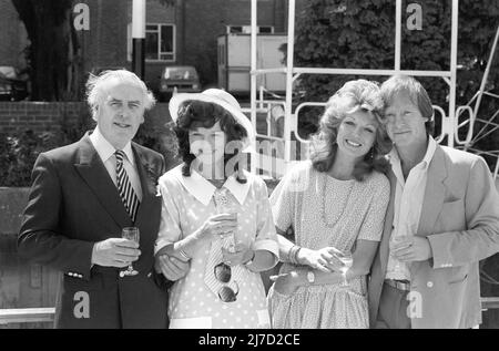 Das Filmpoto datiert 21/07/85 von Minder Stars, George Cole (links) mit seiner Frau Penny (zweite links) und Dennis Waterman mit Freundin Rula Lenska in den Twickenham Film Studios, London. Dennis Waterman, der in TV-Shows wie Sweeney, Minder und New Tricks mitspielte, ist im Alter von 74 Jahren gestorben. Ausgabedatum: Sonntag, 8. Mai 2022. Stockfoto