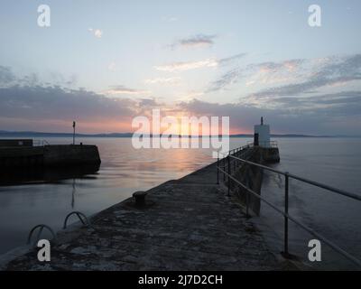 50MP HRS. Sommeruntergang über der Black Isle mit Hafenmole Nairn im Vordergrund. Wolken am Himmel. Stockfoto