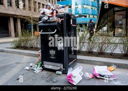 Überfließender öffentlicher Abfalleimer in der City of London, Großbritannien Stockfoto