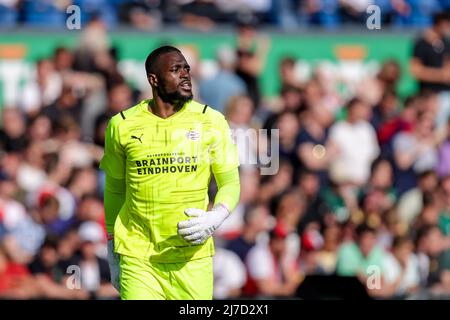 ROTTERDAM, NIEDERLANDE - 8. MAI: Torwart Yvon Mvogo vom PSV während des niederländischen Eredivisie-Spiels zwischen Feyenoord und PSV am 8. Mai 2022 im Stadion Feyenoord in Rotterdam, Niederlande (Foto: Herman Dingler/Orange Picts) Stockfoto