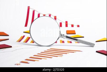 Marktsturz, Analyse der Wirtschaftskrise. Lupe und Diagramme, Diagramme, die finanzielle Instabilität, Geschäftsversagen zeigen. Hochwertige Fotos Stockfoto