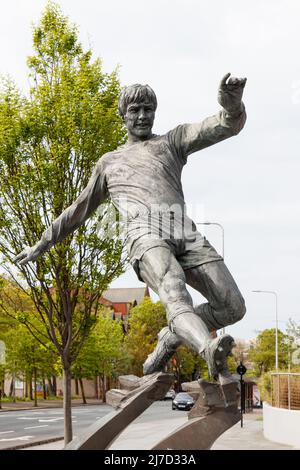 Die Statue von Emlyn Hughes in Barrow in Furness Stockfoto