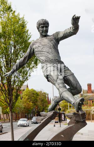 Die Statue von Emlyn Hughes in Barrow in Furness Stockfoto