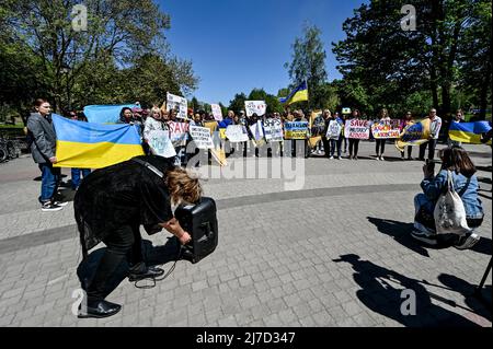 ZAPORIZHZHIA, UKRAINE - 7. MAI 2022 - Aktivisten halten während einer Kundgebung Plakate ab, um die globale Gemeinschaft aufzufordern, bei der Evakuierung der ukrainischen de zu helfen Stockfoto