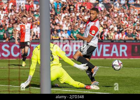 Rotterdam, Niederlande. 8. Mai 2022, Rotterdam - PSV Eindhoven Torwart Yvon Mvogo, Cyriel Nachspeisen von Feyenoord während des Spiels zwischen Feyenoord und PSV im Stadion Feijenoord de Kuip am 8. Mai 2022 in Rotterdam, Niederlande. (Box-to-Box-Bilder/Yannick Verhoeven) Stockfoto