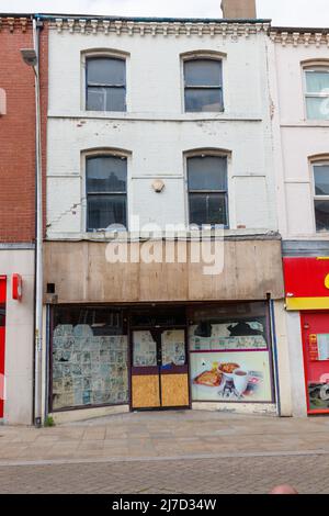 Ein leerer Laden in der Dalton Road, Barrow in Furness Stockfoto