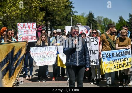 ZAPORIZHZHIA, UKRAINE - 7. MAI 2022 - Demonstranten rufen die Weltgemeinschaft auf, bei der Evakuierung ukrainischer Verteidiger aus Mariupol, einem por, zu helfen Stockfoto