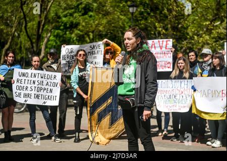 ZAPORIZHZHIA, UKRAINE - 7. MAI 2022 - Demonstranten rufen die Weltgemeinschaft auf, bei der Evakuierung ukrainischer Verteidiger aus Mariupol, einem por, zu helfen Stockfoto