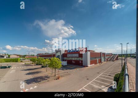 Bra, Cuneo, Italien - 01. Mai 2022: Hypermarkt Mercatò großes Gebäude mit Calliope-Schild am blauen Himmel, Mercatò ist eine italienische Supermarktkette der Dima Stockfoto