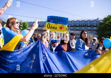 08. Mai 2022, Nordrhein-Westfalen, Köln: Ein Demonstrator hält während einer Friedensdemonstration „Solidarität mit der Ukraine“ ein Schild mit der Aufschrift „Hände weg von Odessa“. Foto: Thomas Banneyer/dpa Stockfoto