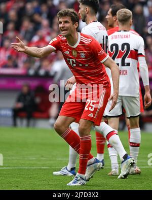 Bayern, München: 08. Mai 2022, Fußball: Bundesliga, Bayern München - VfB Stuttgart, Spieltag 33. in der Allianz Arena. Thomas Müller von München zeigt sich auf dem Platz. Foto: Sven Hoppe/dpa - WICHTIGER HINWEIS: Gemäß den Anforderungen der DFL Deutsche Fußball Liga und des DFB Deutscher Fußball-Bund ist es untersagt, im Stadion und/oder vom Spiel aufgenommene Fotos in Form von Sequenzbildern und/oder videoähnlichen Fotoserien zu verwenden oder zu verwenden. Stockfoto