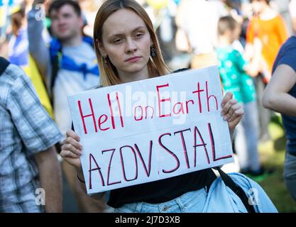 08. Mai 2022, Nordrhein-Westfalen, Köln: Ein Demonstrator hält während der Friedensdemonstration „Solidarität mit der Ukraine“ ein Schild mit der Aufschrift „Hölle auf Erden ASOVSTAL“. Foto: Thomas Banneyer/dpa Stockfoto