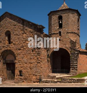 Die katalanische Kirche ohne Kirchenschiff: Die romanische Westfront der Església de Sant Pol aus dem 12.. Jahrhundert in Sant Joan de les Abadesses, Ripollès, Katalonien, Spanien, hat Erschütterungen und Kriege überlebt, die die Seitenwände und das Dach des Kirchenschiffs zerstörten. Stockfoto