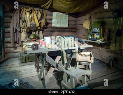 Tula, Russland - 04. Januar 2021: Innenraum des Dugout aus dem Großen Vaterländischen Krieg, Staatliches Waffenmuseum Tula Stockfoto