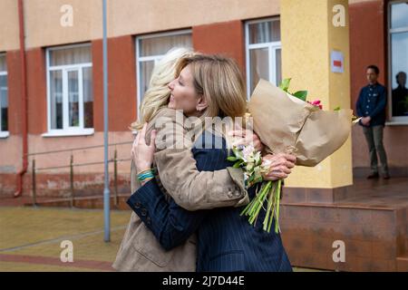 Uschhorod, Ukraine. 08. Mai 2022. Die US-First Lady Jill Biden umarmt die ukrainische First Lady Olena Zelenska, rechts, während eines unangekündigten Treffens zum Muttertag vor der Schule 6, 8. Mai 2022 in Uschhorod, Ukraine. Kredit: Cameron Smith/Weißes Haus Foto/Alamy Live Nachrichten Stockfoto