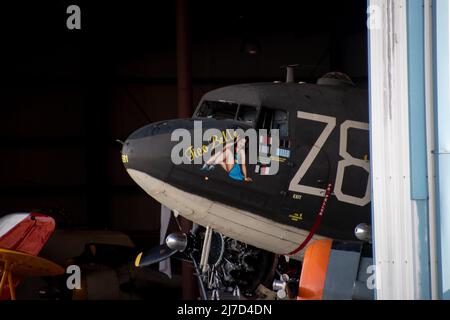 Titusville, FL - Sep 10 2021: Ein Douglas C-47 Skytrain aus dem Zweiten Weltkrieg im Valiant Air Command Warbird Museum Stockfoto