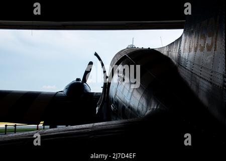 Titusville, FL - Sep 10 2021: Ein Douglas C-47 Skytrain aus dem Zweiten Weltkrieg im Valiant Air Command Warbird Museum Stockfoto