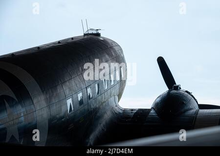 Titusville, FL - Sep 10 2021: Ein Douglas C-47 Skytrain aus dem Zweiten Weltkrieg im Valiant Air Command Warbird Museum Stockfoto