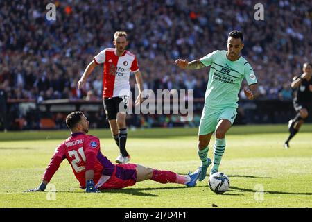 Rotterdam, Niederlande, 8. Mai 2022 ROTTERDAM - (lr) Feyenoord-Torwart Ofir Marciano, Fredrik Aursnes von Feyenoord, Eran Zahavi oder PSV Eindhoven während des niederländischen Eredivisie-Spiels zwischen Feyenoord und PSV am 8. Mai 2022 im Feyenoord Stadium de Kuip in Rotterdam, Niederlande. ANP MAURICE VAN STEEN Stockfoto