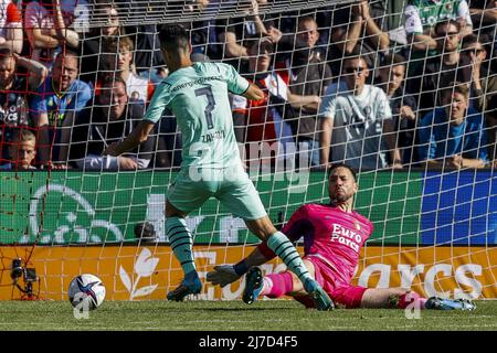 Rotterdam, Niederlande, 8. Mai 2022 ROTTERDAM - (lr) Eran Zahavi vom PSV Eindhoven, Feyenoord-Torwart Ofir Marciano während des niederländischen Eredivisie-Spiels zwischen Feyenoord und PSV im Stadion De Kuip am 8. Mai 2022 in Rotterdam, Niederlande. ANP PIETER STAM DE YOUNG Stockfoto