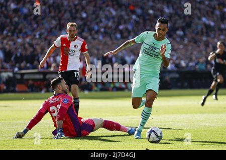 Rotterdam, Niederlande, 8. Mai 2022 ROTTERDAM - (lr) Feyenoord-Torwart Ofir Marciano, Fredrik Aursnes von Feyenoord, Eran Zahavi oder PSV Eindhoven während des niederländischen Eredivisie-Spiels zwischen Feyenoord und PSV am 8. Mai 2022 im Feyenoord Stadium de Kuip in Rotterdam, Niederlande. ANP MAURICE VAN STEEN Stockfoto