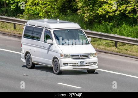 2000 weißer Mazda Bongo 1990cc-Benziner mit Fensterheber; Fahrt auf der M61 Motorway, Manchester, Großbritannien Stockfoto