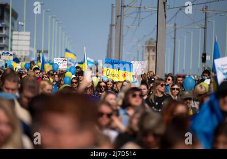 08. Mai 2022, Nordrhein-Westfalen, Köln: Teilnehmer der Friedensdemonstration „Solidarität mit der Ukraine“ gehen mit Protestplakaten auf der Deutz-Brücke in Richtung Heumarkt. Foto: Thomas Banneyer/dpa Stockfoto