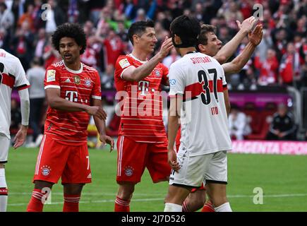 Bayern, München: 08. Mai 2022, Fußball: Bundesliga, Bayern München - VfB Stuttgart, Spieltag 33 in der Allianz Arena. Thomas Müller (r) feiert mit Robert Lewandowski und Serge Gnabry sein Tor für 2:1. Foto: Sven Hoppe/dpa - WICHTIGER HINWEIS: Gemäß den Anforderungen der DFL Deutsche Fußball Liga und des DFB Deutscher Fußball-Bund ist es untersagt, im Stadion und/oder vom Spiel aufgenommene Fotos in Form von Sequenzbildern und/oder videoähnlichen Fotoserien zu verwenden oder zu verwenden. Stockfoto