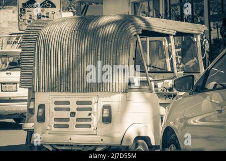 Tulum Mexico 02. Februar 2022 Altes Schwarz-Weiß-Bild von der Fahrt durch typische bunte Straße und Stadtbild mit Tuk Tuk Autos Verkehr Palme Stockfoto