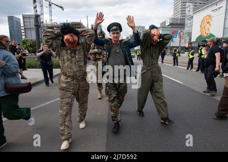 8. Mai 2022, Warschau, Warschau, Polen: Demonstranten, die als russische Soldaten gekleidet sind, werden von einem ukrainischen Militärangehörigen festgenommen, während sie an einer Solidaritätskundgebung für die Ukraine am 8. Mai 2022 in Warschau, Polen, teilnehmen. Rund einige Tausend in Polen lebende Ukrainer und ihre Anhänger marschierten am Tag des 72.. Russischen Einmarschs in die Ukraine durch das Zentrum von Warschau. Um gegen den Krieg zu protestieren und zu unterstreichen, dass Russland seit dem ersten Tag der Invasion keinen Sieg errungen hat. Am gleichen Tag feiern die Menschen in der Ukraine Ukraineâ €™s Tag der Erinnerung und Versöhnung. (Kredit Stockfoto