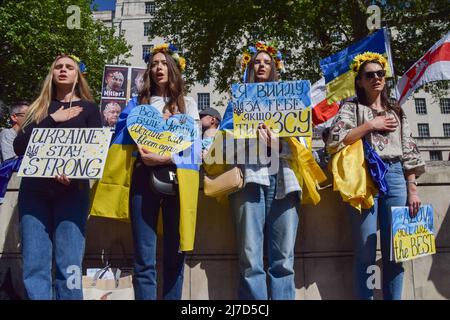 London, Großbritannien. 8. Mai 2022. Während des Krieges versammelten sich Demonstranten in Whitehall in Solidarität mit der Ukraine. Kredit: Vuk Valcic/Alamy Live Nachrichten Stockfoto