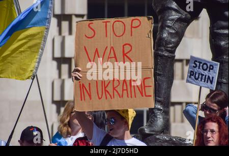 London, Großbritannien. 8. Mai 2022. Während des Krieges versammelten sich Demonstranten in Whitehall in Solidarität mit der Ukraine. Kredit: Vuk Valcic/Alamy Live Nachrichten Stockfoto
