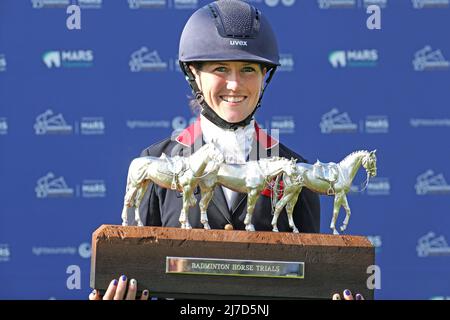 BADMINTON, Großbritannien, 8.. MAI Laura Collett feiert mit der Badminton Trophy 2022 während des Show Jumping Events bei Badminton Horse Trials, Badminton House, Badminton am Sonntag, 8.. Mai 2022. (Kredit: Jon Bromley | MI News) Stockfoto