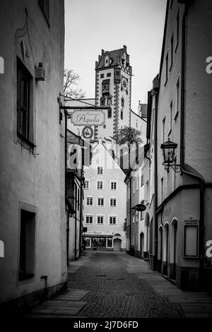 Füssen, Bayern, Deutschland - 28. April 2013: Alte Straße in der Altstadt von Füssen Stockfoto